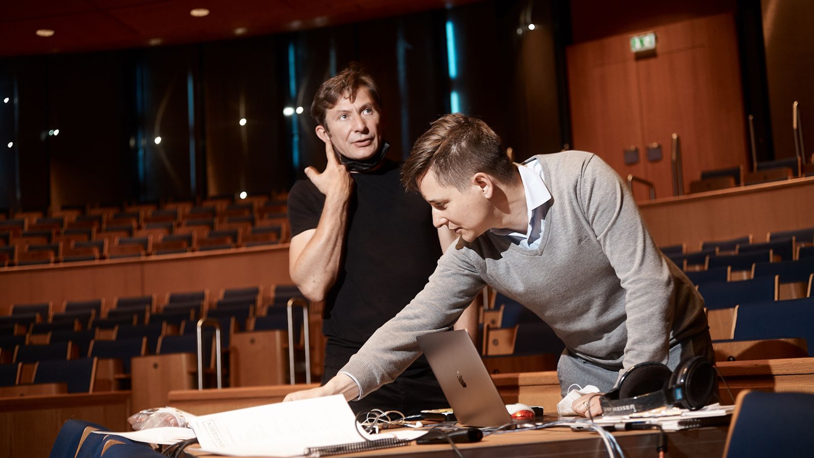 Nick Prokop (rechts im Bild) bei den Probearbeiten zur Inszenierung in der Tonhalle Düsseldorf